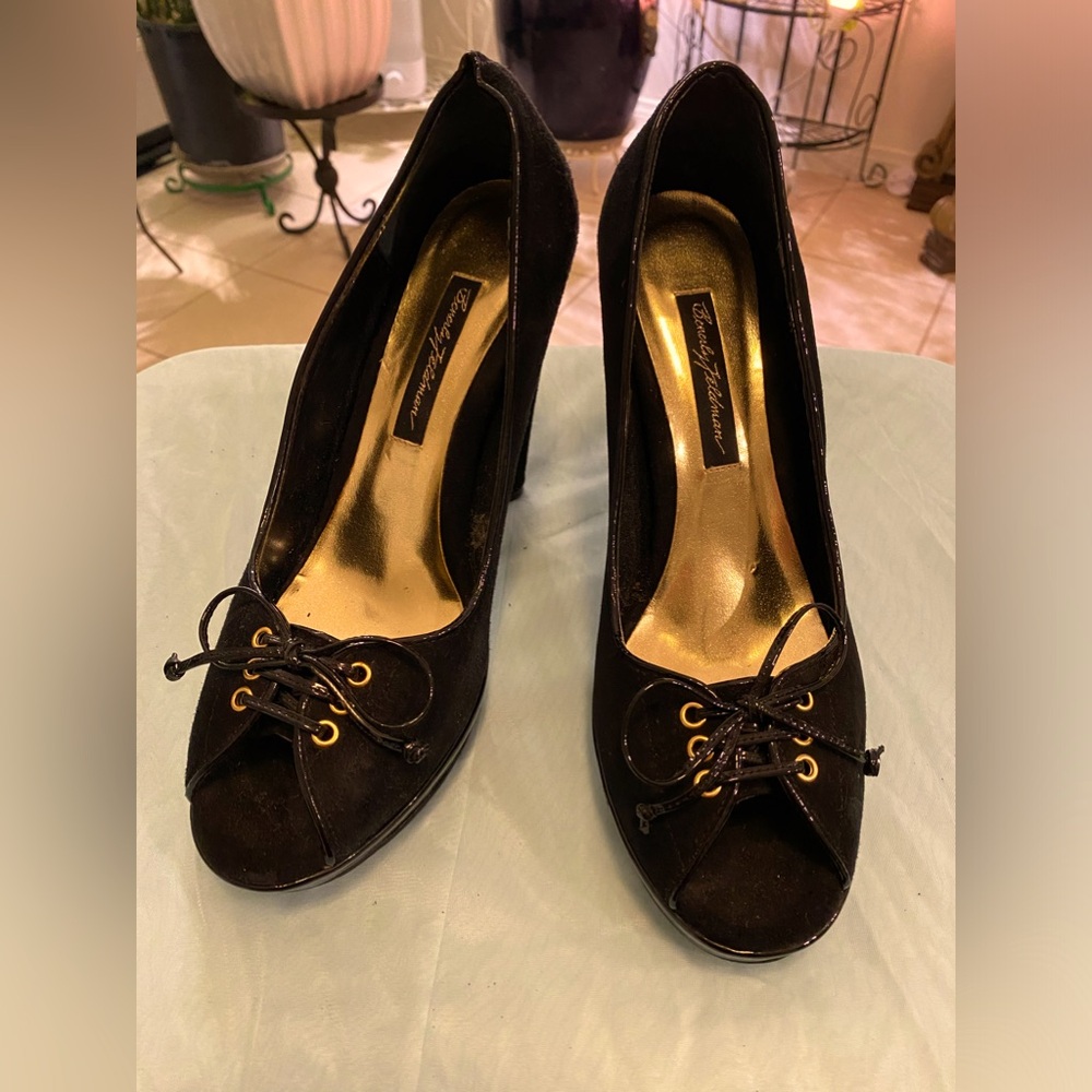 BEVERLY FELDMAN BLACK SUEDE/PATENT LEATHER PLATFORM PEEP TOE HEELS